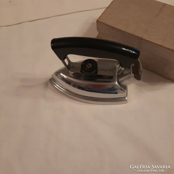 Retro travel iron in original box (ndk) without cord