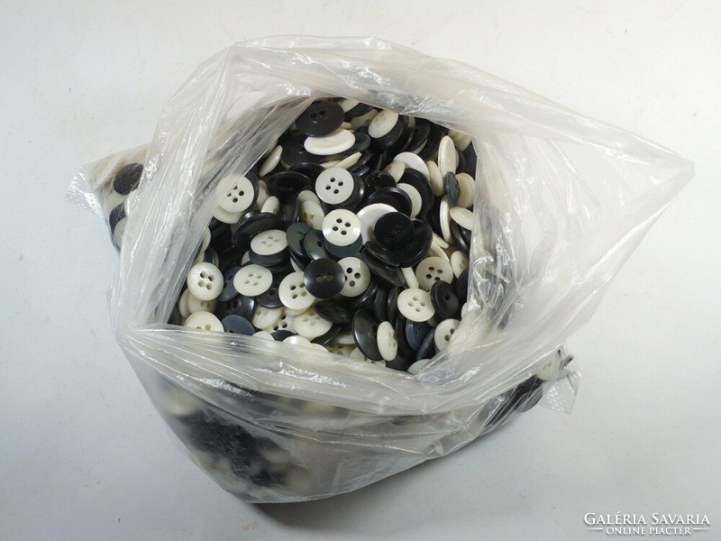 Retro régi műanyag ruha gomb gombok gomb gyűjtemény fekete fehér színekben - kb. 900 db