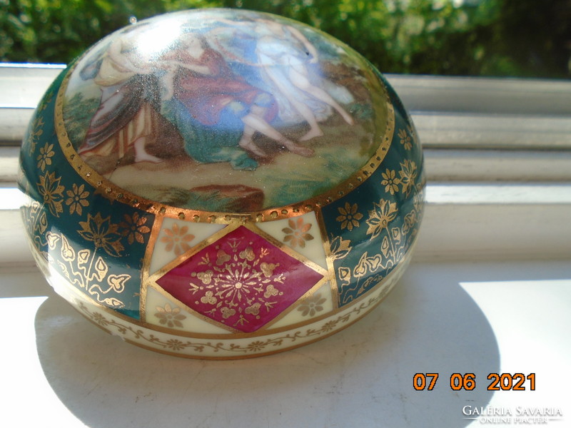 Bonbonier marked with Altwien hand-painted gold flowers and a mythological scene is only a lid