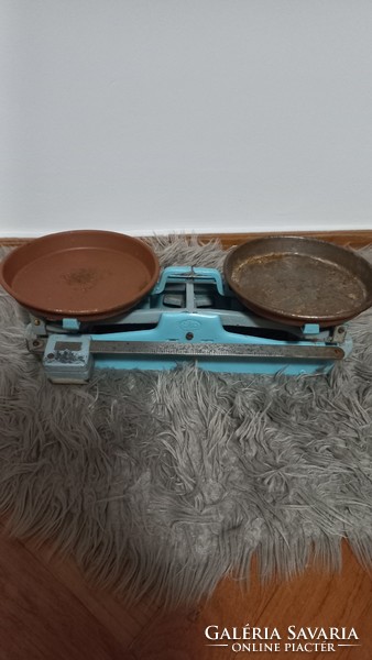 Antique kitchen scale in mint condition, painted cast iron