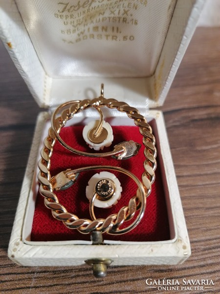 Hallmarked thick gold plated brooch with genuine jade and carved coral rose
