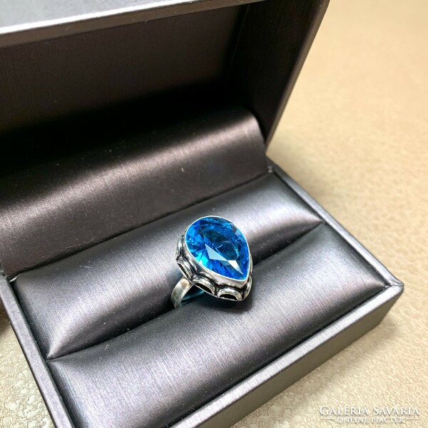 Kék köves ezüstözött gyűrű topáz szín kővel 6,5 méret (17 mm átmérő) keleti ezüstözött gyűrű