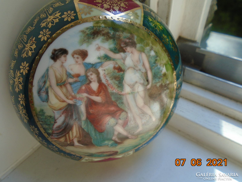 Bonbonier marked with Altwien hand-painted gold flowers and a mythological scene is only a lid