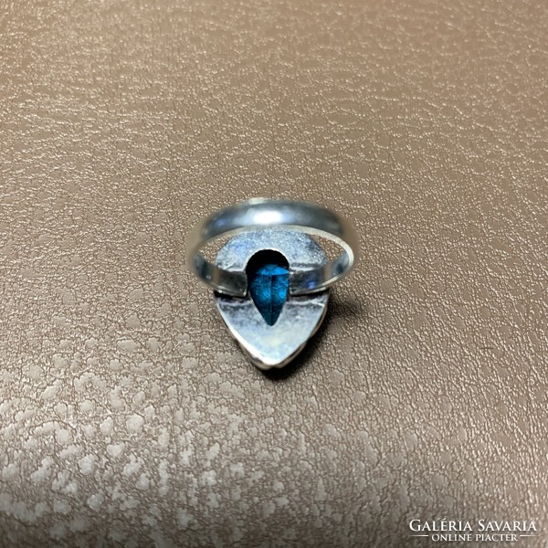 Nagy 925 ezüstözött gyűrű kék topáz szín kővel 6,75 méret (17,25 mm átmérő) indiai ezüstözött gyűrű