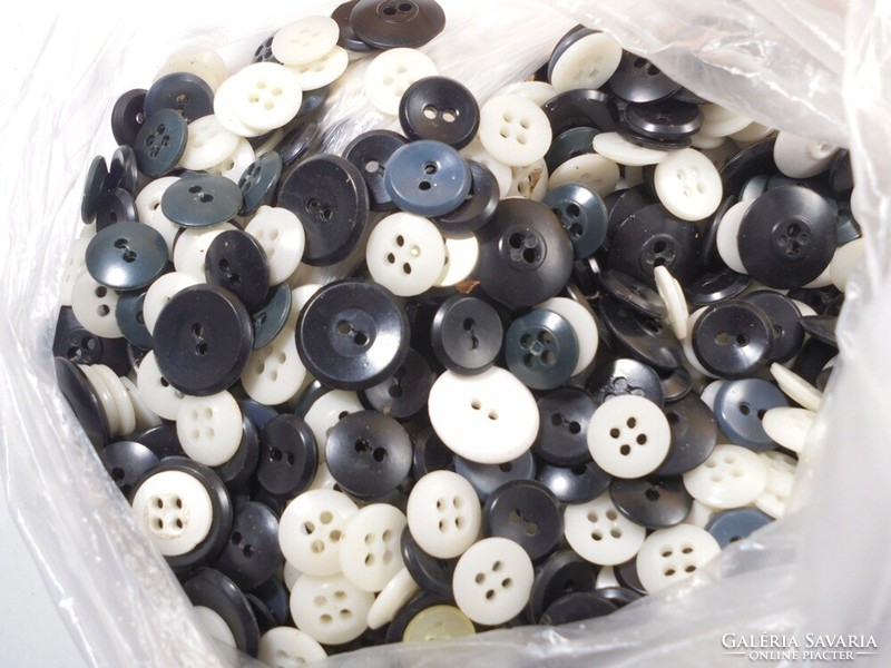 Retro régi műanyag ruha gomb gombok gomb gyűjtemény fekete fehér színekben - kb. 900 db
