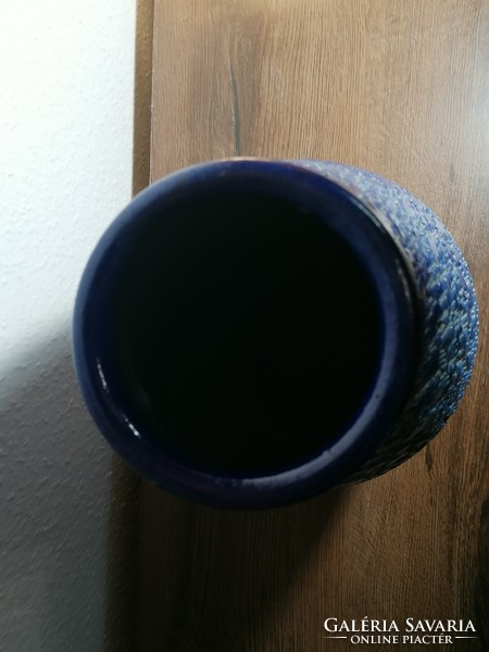 Hatalmas jelzett nyugat német kék kerámia váza, formabonto stílus, alján jelzett.