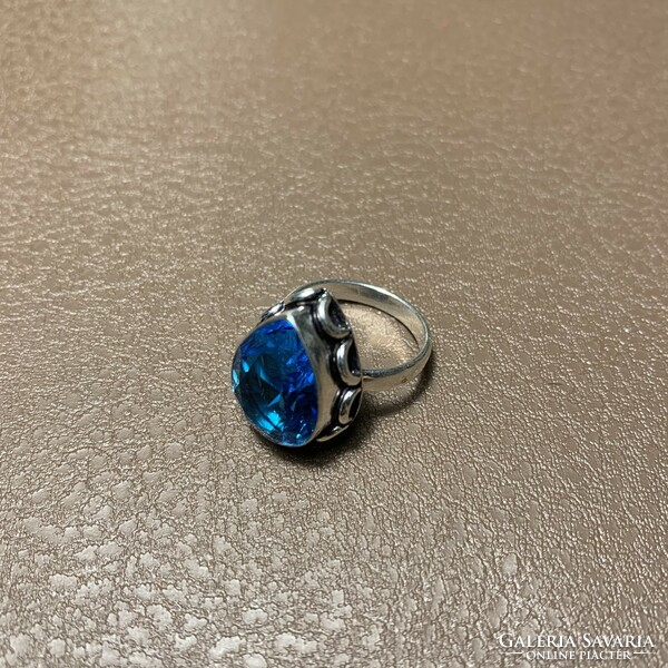 Kék köves ezüstözött gyűrű topáz szín kővel 6,5 méret (17 mm átmérő) keleti ezüstözött gyűrű