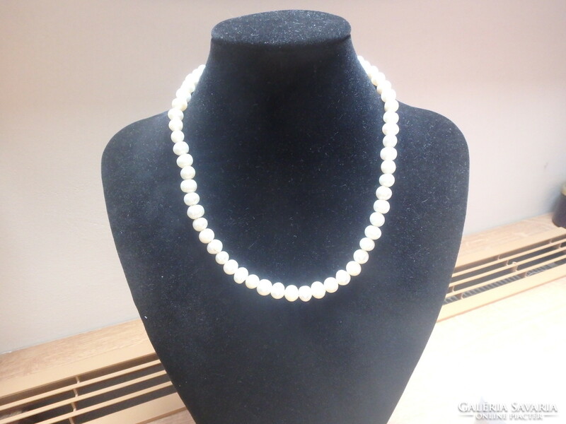 Cultured pearl necklace with silver clasp