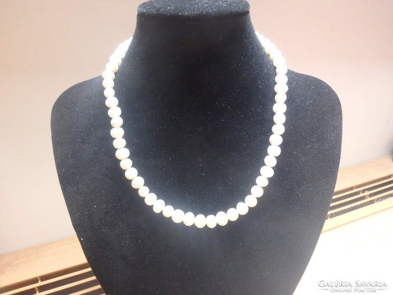 Cultured pearl necklace with silver clasp