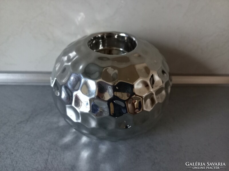 Silver-colored honeycomb pattern candle holder
