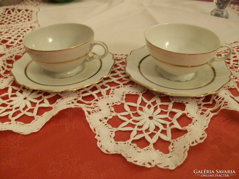 Porcelán kávéscsésze + alátét, gyönyörű arany csíkkal és szegéllyel, hófehér alapon, Budapest jel.