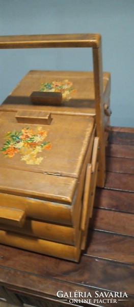 ﻿Art-deco sewing box can be opened.