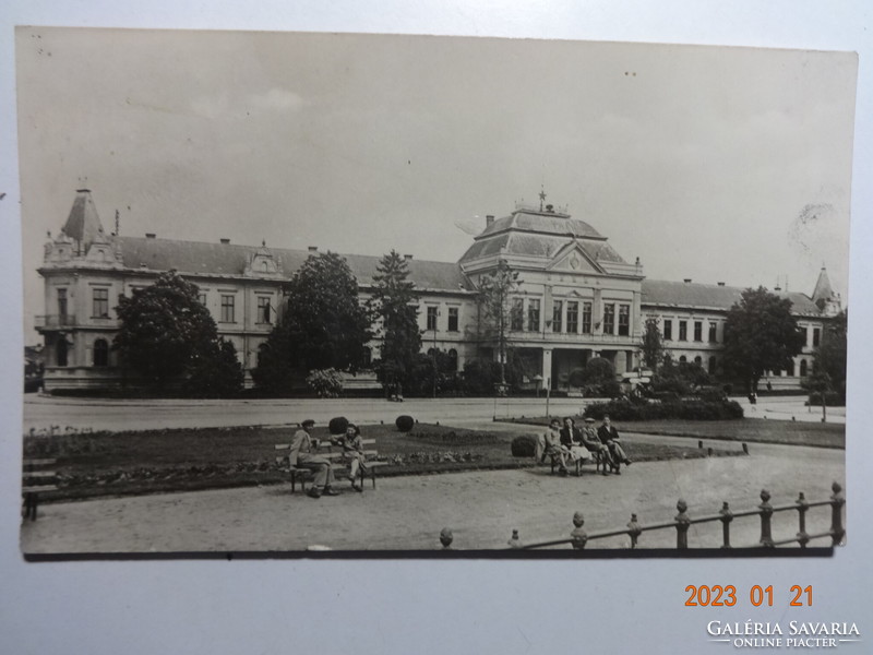 Régi képeslap: Hajdúböszörmény, Tanácsház (1957)