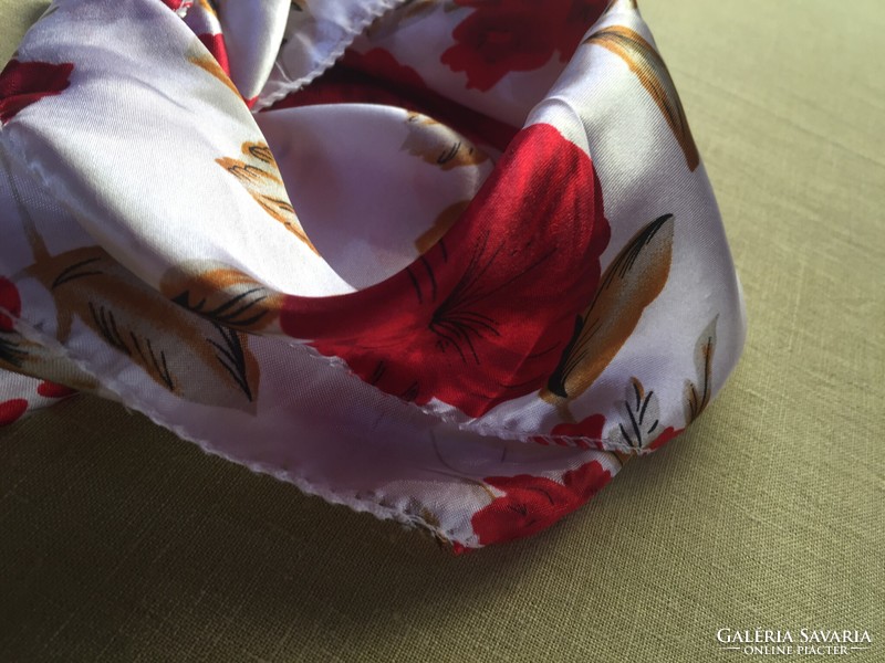 Nice little silk scarf, also a great choice for office wear