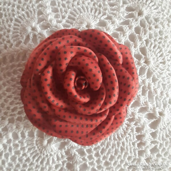 Red-dotted rose badge, brooch