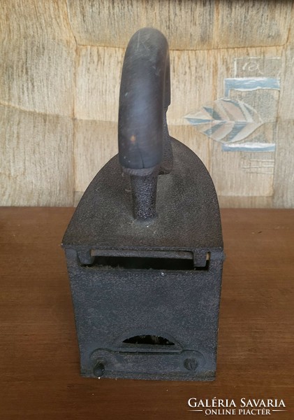 Marked, lugs 4 cast iron iron