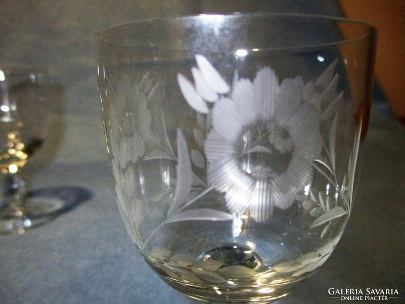 6 db gyönyörű régi talpas üveg pohár