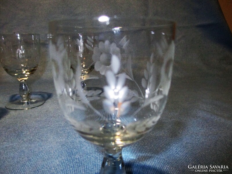 6 db gyönyörű régi talpas üveg pohár