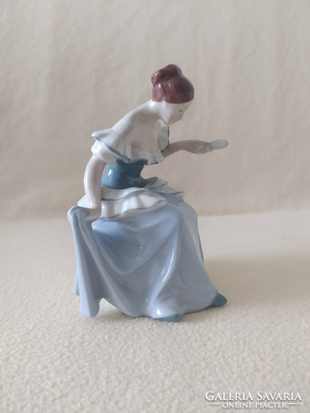 Royal Dux: széken ülő lány tükörrel, hibátlan, jelzett, 15 cm