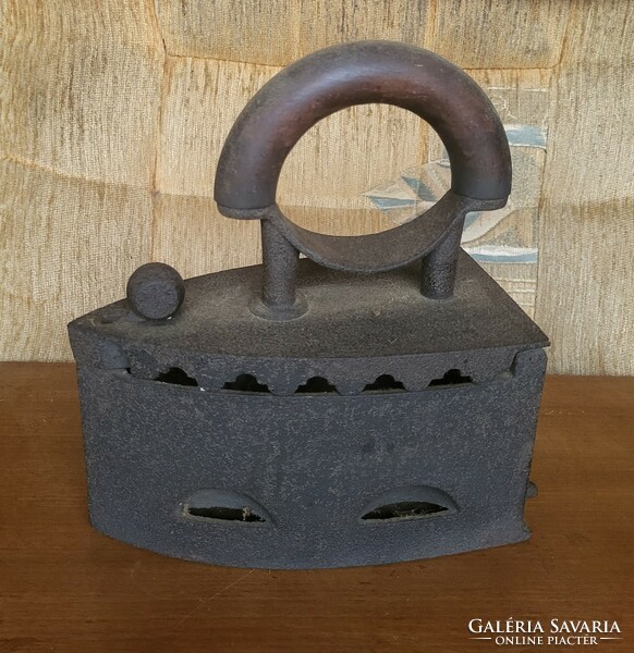 Marked, lugs 4 cast iron iron