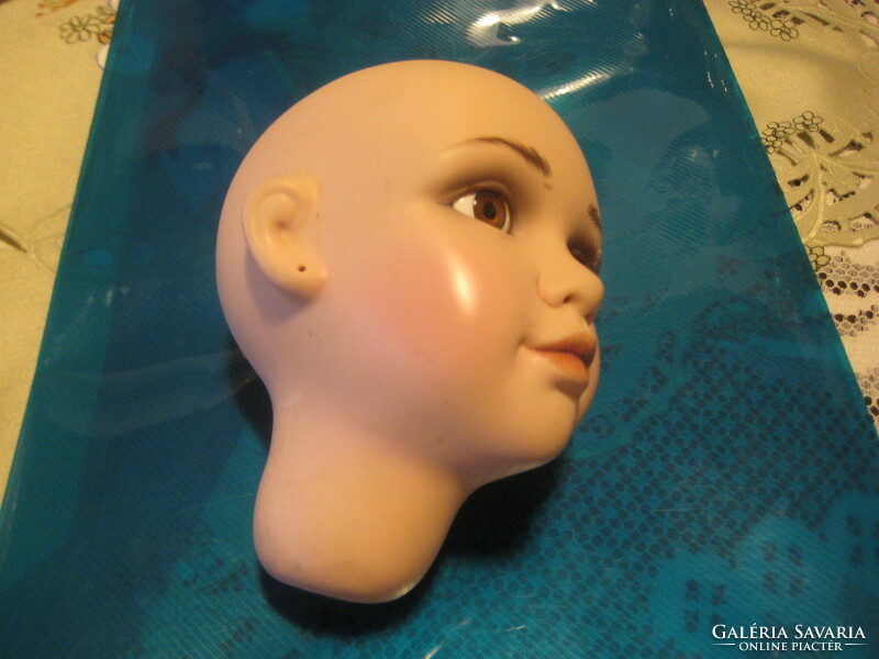 Porcelain doll head, English, marked. 9 X 13 cm, nice condition
