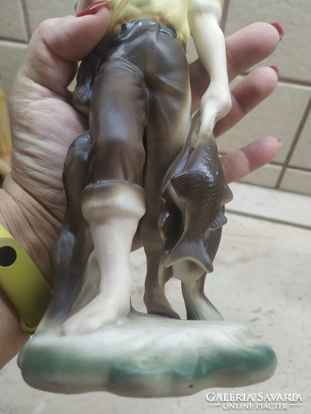 Román porcelán szobor eladó! Halat fogó férfi, kézzel festett porcelán szobor