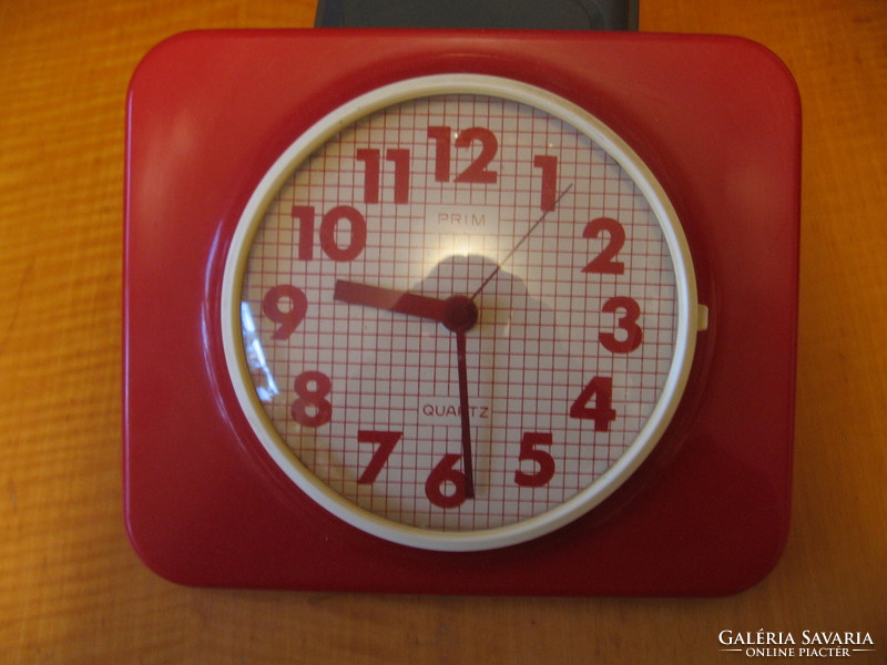 Retro elton prim 303 red wall clock