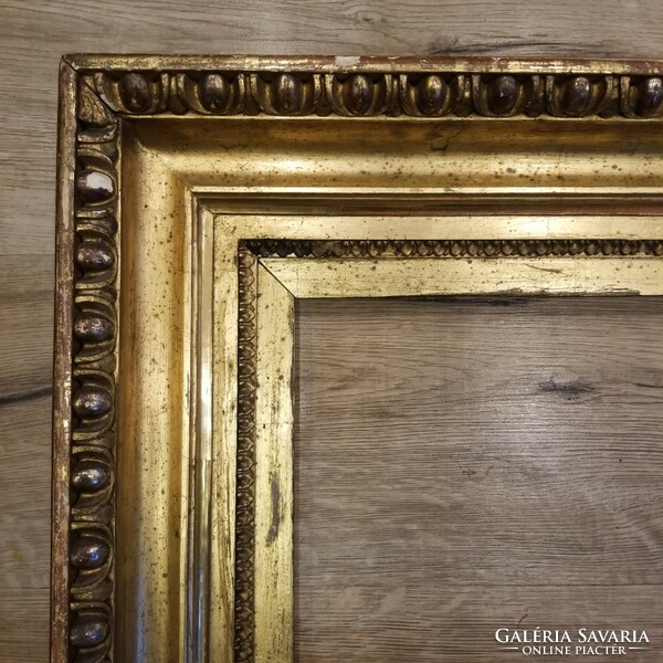 Gold-plated picture frame with ox-eye frame