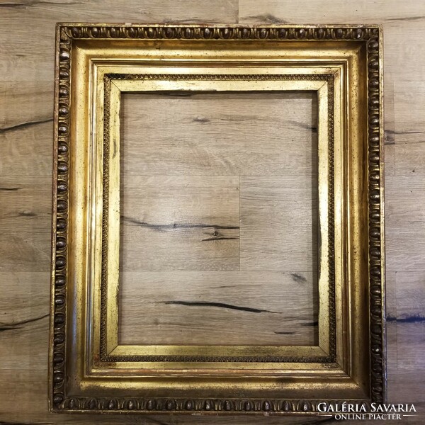 Gold-plated picture frame with ox-eye frame