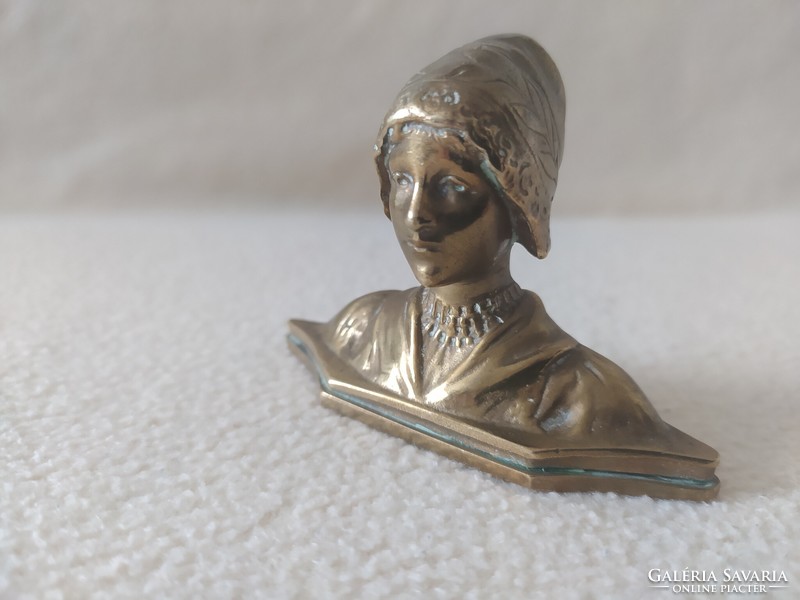Bronze female bust, flawless table decoration with fine workmanship, letter weight