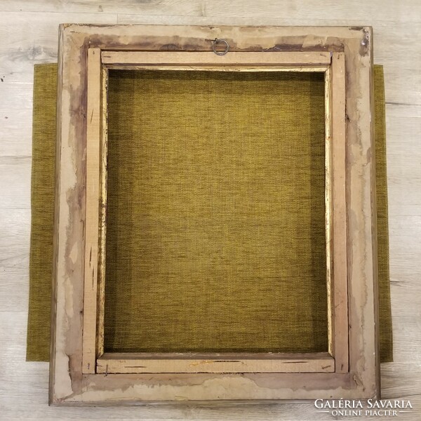 Gold-plated picture frame with ox-eye frame