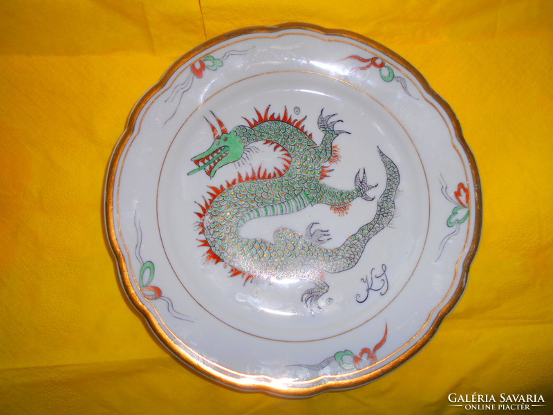 Aprolékos monogrammos  kézzel festett sárkánykígyó porcelán tányéron