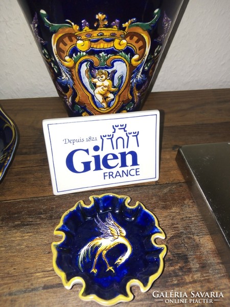 Gien, francia reneszánsz stílusú váza, tábla és gyűrűtartó