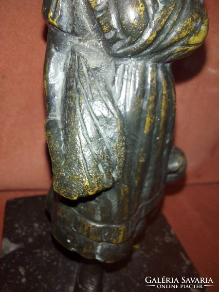 Kraft, korsós lány, bronz szobor, márványtalpon