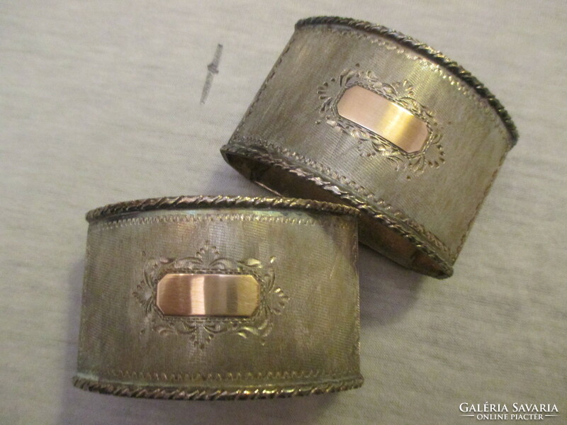 Antik ezüst szalvétagyűrű-pár arany rátett medalionnal