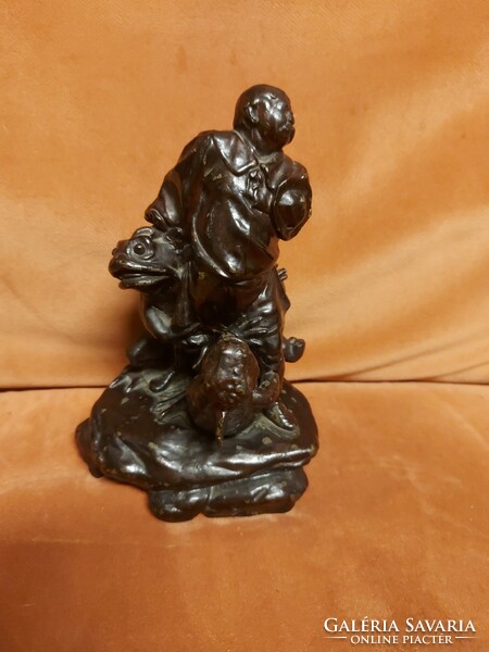 Antique bronze statue, Hungarian man wrestling with giant salamanders, missing. 20 cm high