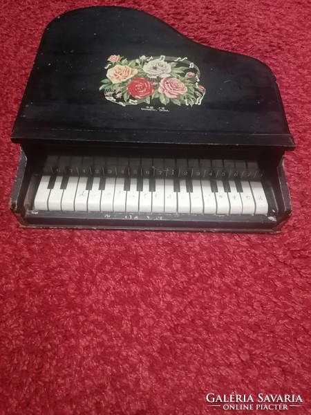 Old children's piano