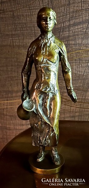 Józsa Lajos (1944-) Vízhordó Madonna (bronz kisplasztika)