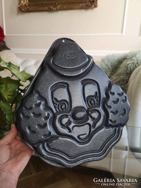 Baking tin, big clown shape, Teflon, nice condition