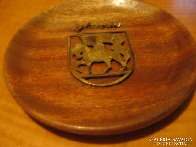 Retro souvenir on wooden plate with golden colored flag rider