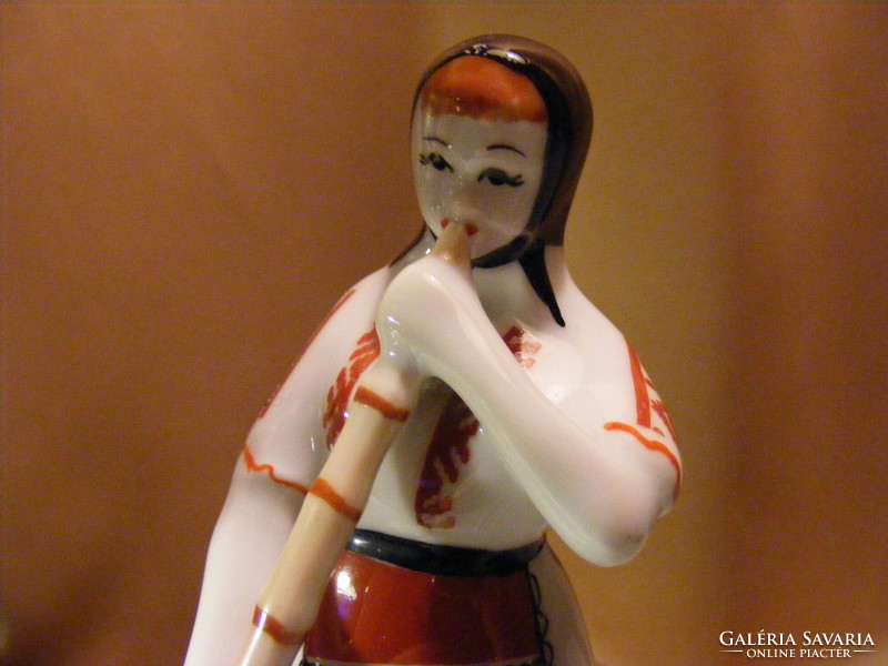 Magvető lány -  Lány havasi kürttel  - 2 db porcelán figura