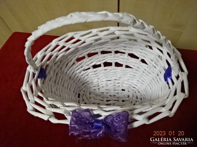 Wicker white basket, plastic. Total height: 25 cm. He has! Jokai.