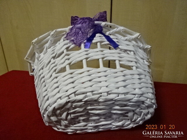 Wicker white basket, plastic. Total height: 25 cm. He has! Jokai.