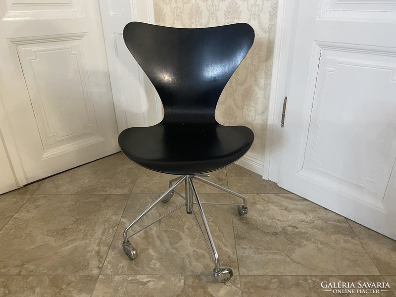 Arne Jacobsen/Fritz Hansen No. 3117 design irodai szék