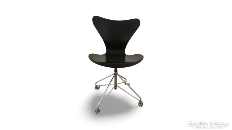 Arne Jacobsen/Fritz Hansen no. 3117 Design office chair