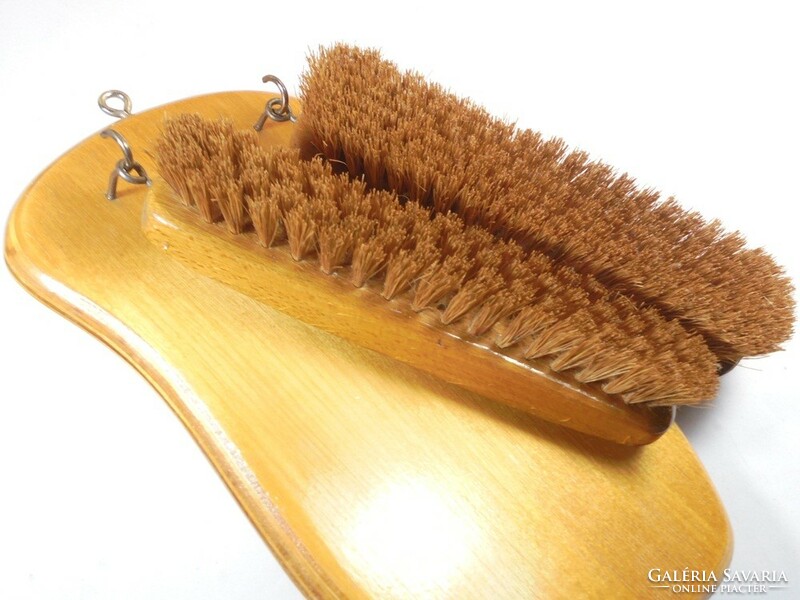 Régi retro akasztható fa ruhatisztító vagy cipőtisztító tisztító szett- kefe tartó és 2 db kefe