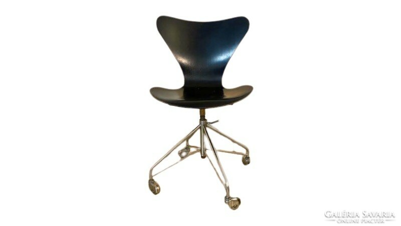 Arne Jacobsen/Fritz Hansen no. 3117 Design office chair