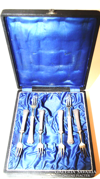 Silver dessert set with monarchy silver mark in its original box