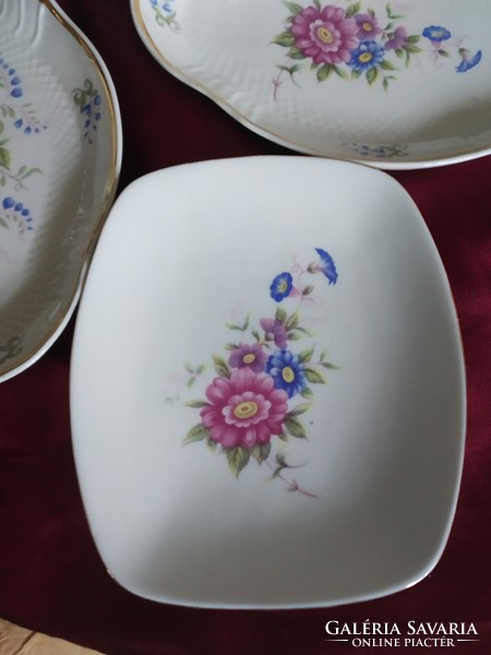 Hollóházi porcelán váza, tányérok, 6 db
