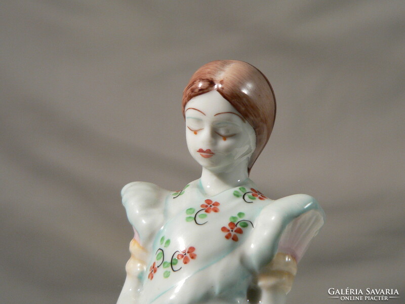 Hollóháza porcelán figura, népviseletes lány olcsón eladó